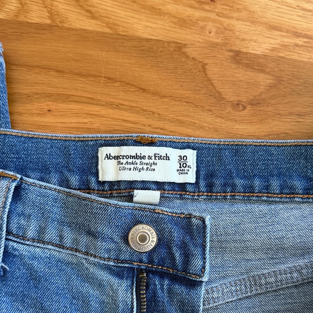 Abercrombie & Fitch Curve Love High Rise Blue Jeans - Picture 3 of 5